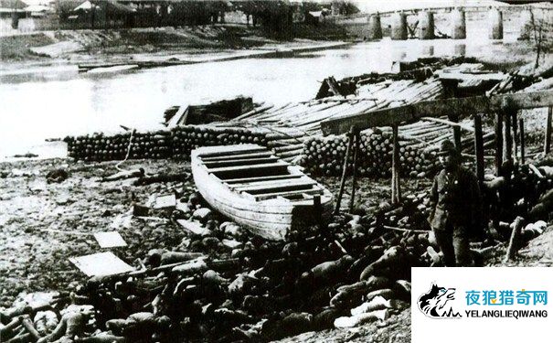 在河边惨遭日军杀害并焚尸的南京市民的尸体