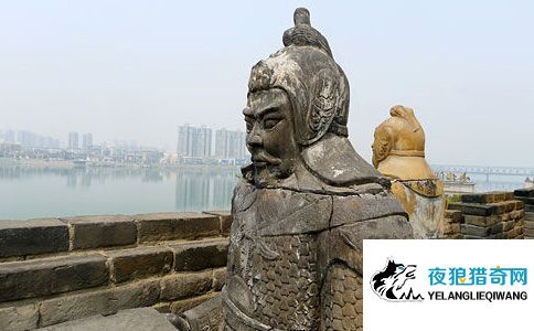 鄢郢之战古战场上的雕像