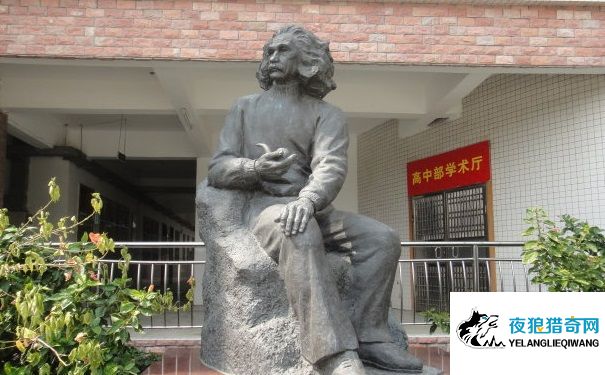 爱因斯坦雕像